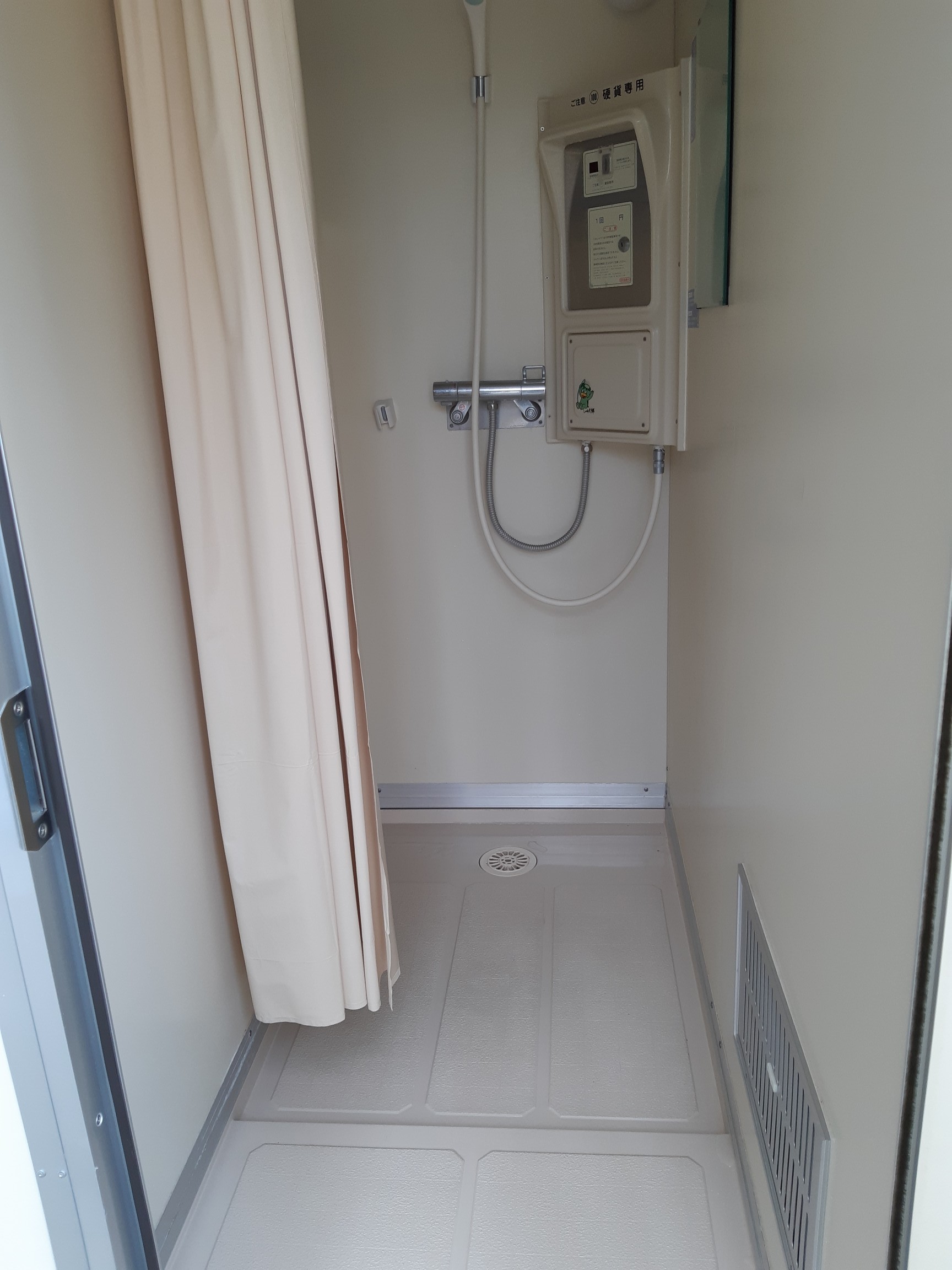 風呂なしアパート、建設現場などに！！【中古コインシャワー】 更衣室付き、給湯器もついています！ | シェアする文化を創造するクリエイティブ集団